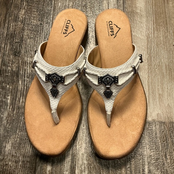 Cliffs by WHITE MOUNTAIN White and Tan Sandals Size 9.5 - Picture 12 of 12